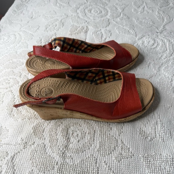 Womens 9 W9 Crocs A Leigh Red Leather Cork Wedge Heel Slingback Sandals 11848‎ - Picture 2 of 5